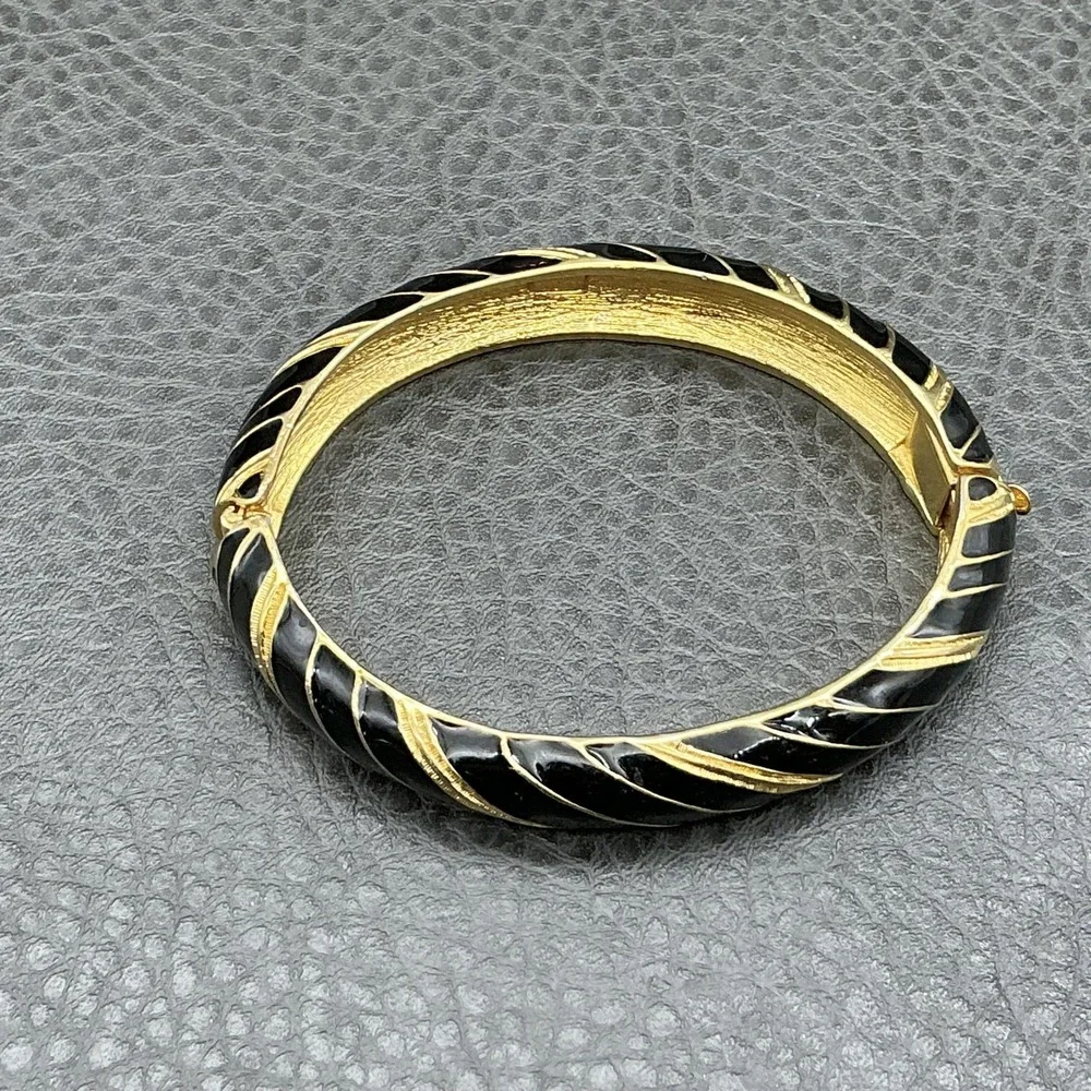 Vintage‎ Dotty Smith Bracelet Black Enamel Gold Tone Bangle Womens Jewelry